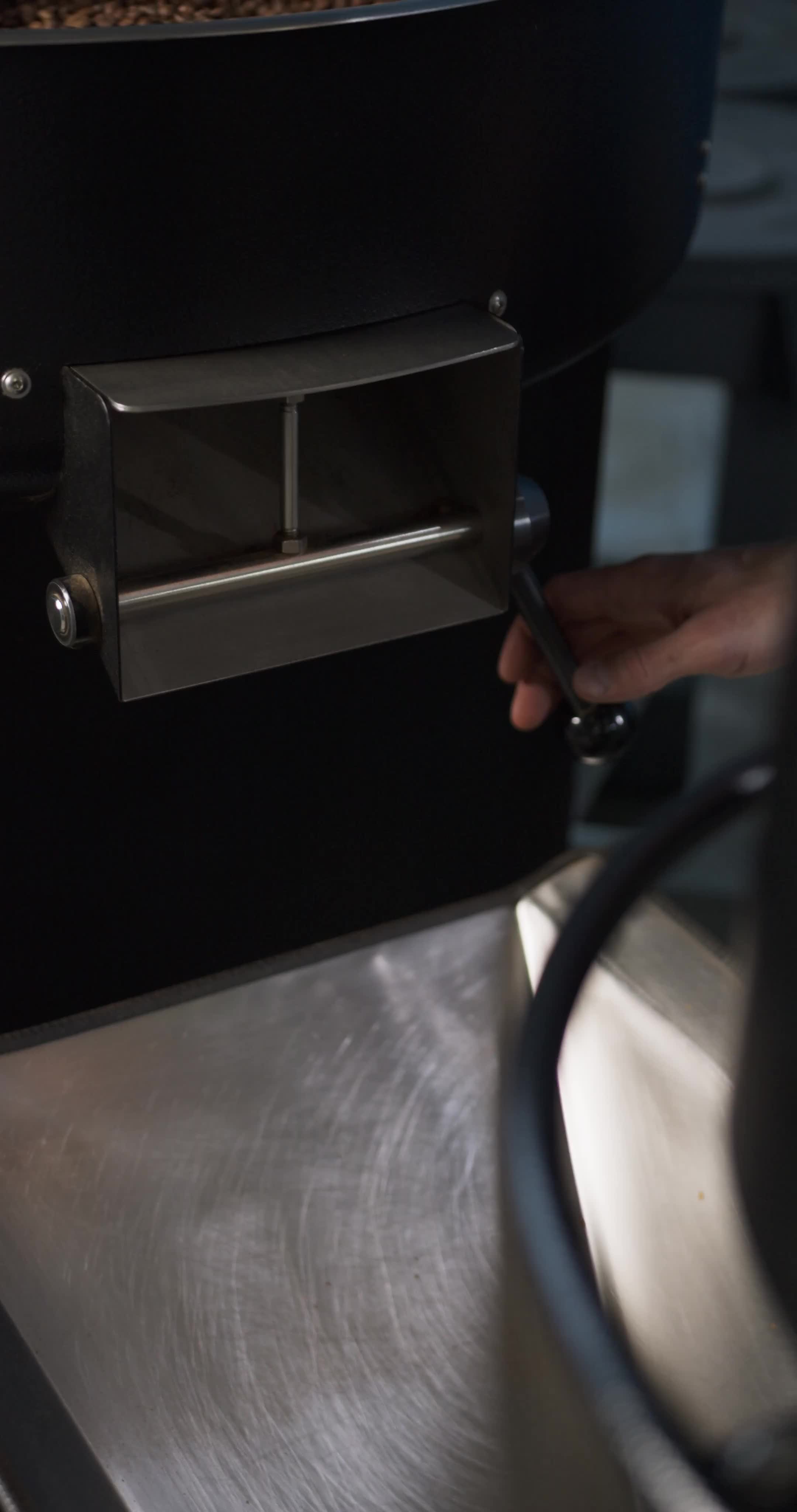 4820356-uhd_2160_4096_25fps