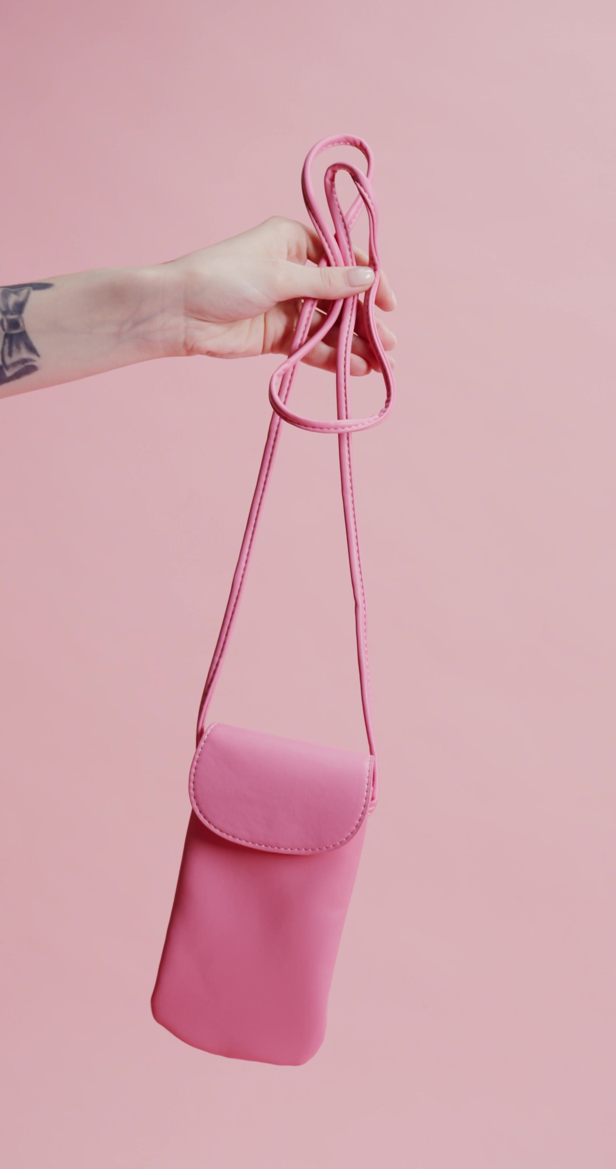 8798420-uhd_2160_4096_25fps